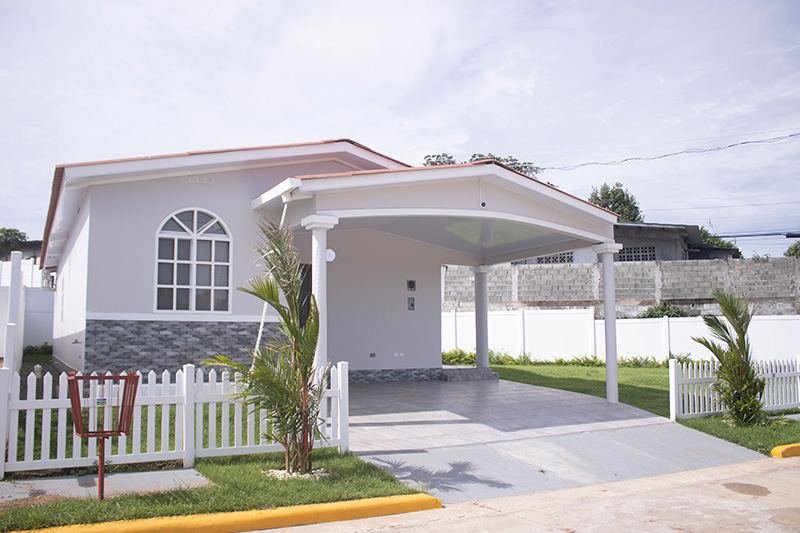 Fachada de casa en Residencial Los Laureles